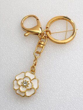 White & Gold Flower Keychain – Chic Bag Charm